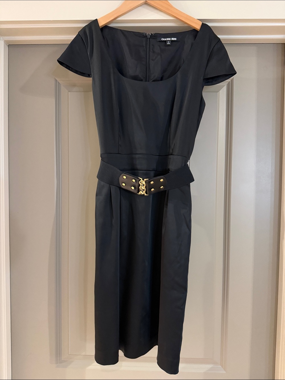 Gianni Bini~ Ladies Black Sheath Dress with Flutter Cap Sleeves size 2